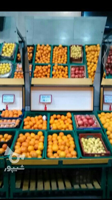 میوه فروشی فروش قفسه میوه با کلیه وسایل قفسه میوه در دو طبقه با ایینه کاری و میز کار وترازو و یخچال بفروش میرسد