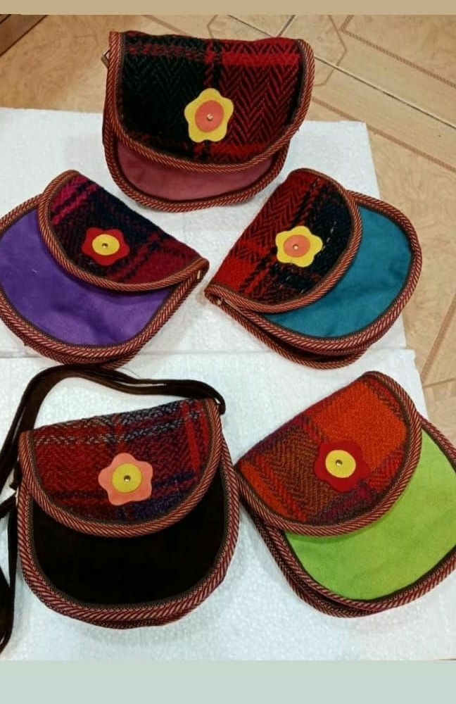 کارهای سنتی ترمه وجاجیم تولید انواع رومیزی روتختی بالش کوسن کیف وکفش ترمه
