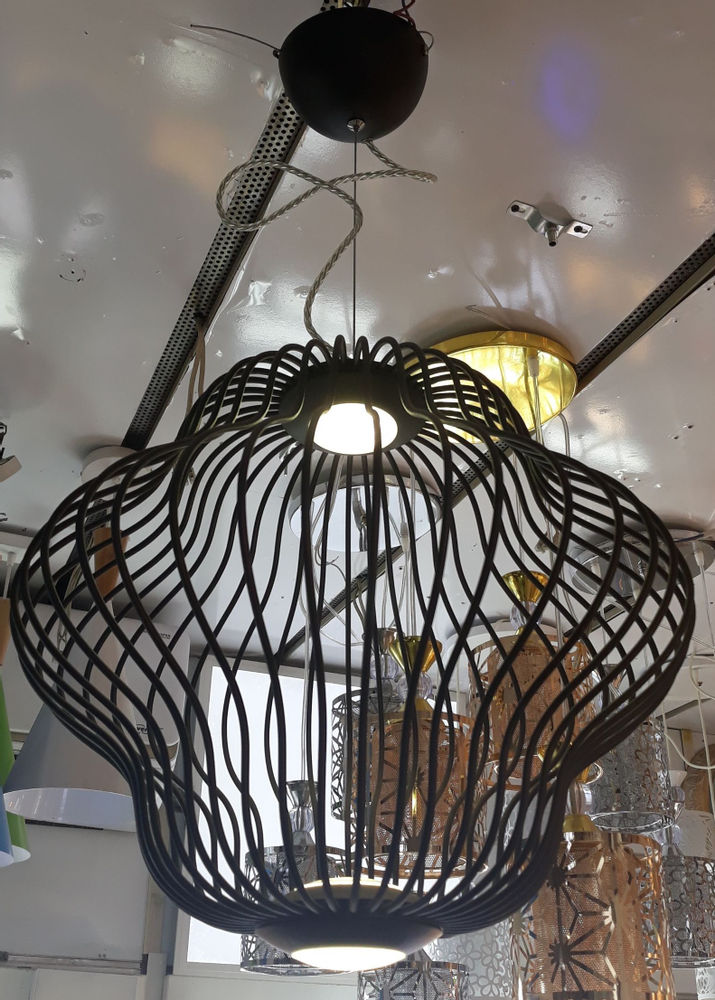 فروشگاه اریا نور لوستر قفسی
داری ۱۵ وات روشنایی
آویز بصورت سقفی و گلابی
