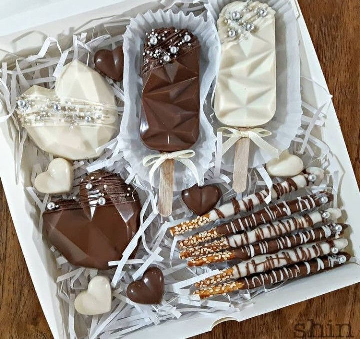 شکلات دست ساز مناسب برای روز عشق ولنتاین مهمونی تولد هدیه سالگرد ازدواج و روز مادر و پدر و پذیرایی از مهمانان گیفت تولد عروسی و......