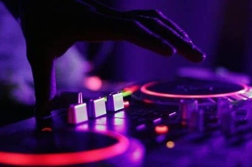 انجام صفر تا صد مراسم موسقی dj ◇DJ
با سلام خدمت تمام دوستان عزیز
شادترین و قوی ترین اجرا با کلیه تجهیزات پیشرفته
مناسب برای همه سلیقه ها و با اجرای کاملا متفاوت،
 با بهترین کیفیت و نازلترین قیمت...
□اجرای مراسم تولد،نامزدی،سالگرد ازدواج،دورهمی های جوانانه،بدنیا امدن نوزاد و غیره...
به همراه نور پردازی و شومن کاملا حرفه ای و تضمینی
□استفاده از جدید ترین دستگاه های نور پردازی و رقص نور،استفاده از جدید ترین افکت هاا و لیرز 
□انتخاب موزیک به سلیقه شما
□ارشیو تمام موزیک های روز دنیا
به همراه ‌حرفه ایی ترین اکیپ صوت و نور پردازی