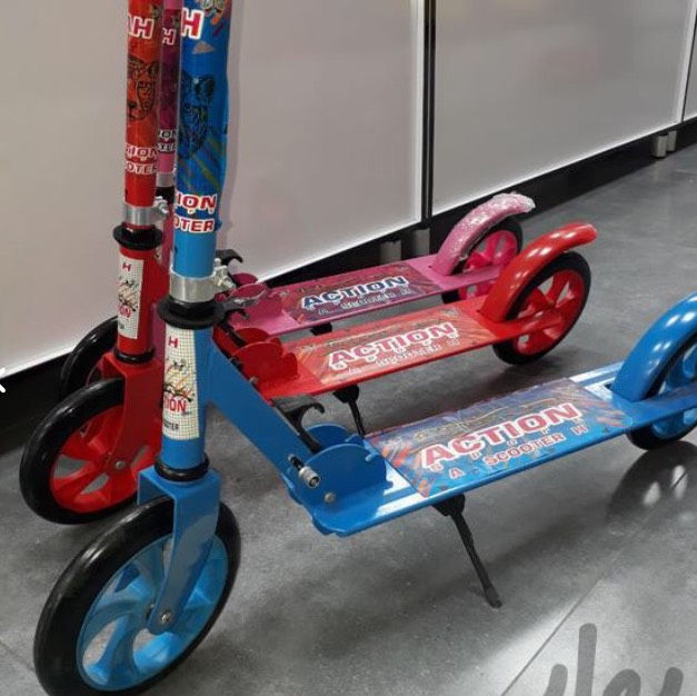 فروشگاه کلاغ پررر اسکوتر چرخ بزرگ ۲۰۰میلیمتر 
تاشو تنظیم فرمان 
مناسب بالای ۸سال