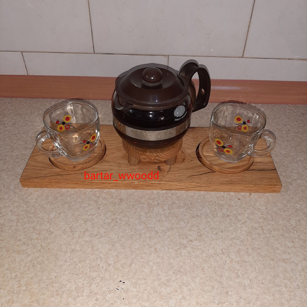 صنایع چوب برتر وارمر قوری و سینی سرو ساخته شده از چوب کاج و گردو 
دارای ۲عدد زیر لیوانی جدا شونده 
ابعاد تقریبی ۱۵×۴۰