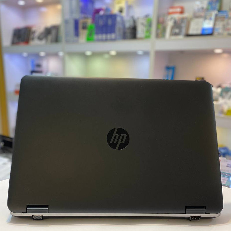 گیلکامپ لپتاپ HP مدل ProBook 650 G2 با صفحه نمایش 15.6 اینچی با پنل TFT، وضوح تصویر HD و روکش مات، با اندازه ای مناسب برای جابه جایی و کیفیت عالی برای کار کردن در شرایط مختلف می باشد.  صفحه نمایش لپتاپ HP مدل ProBook 650 G2 مناسب برای استفاده در محیط پرنور و همچنین کیبورد آن جزیره ای و مقاوم در برابر مایعات می باشد. RAM و SSD این لپتاپ قابل ارتقا می باشد.  لپتاپ استوک HP مدل ProBook 650 G2 15.6in با مشخصات CPU i5 نسل 6، RAM 8G، هارد 256SSD و گرافیک VGA intel HD مناسب برای کارهای حرفه ای و نرم افزارهایی که به گرافیک نیاز دارند و همچنین امور روزمره می باشد. 