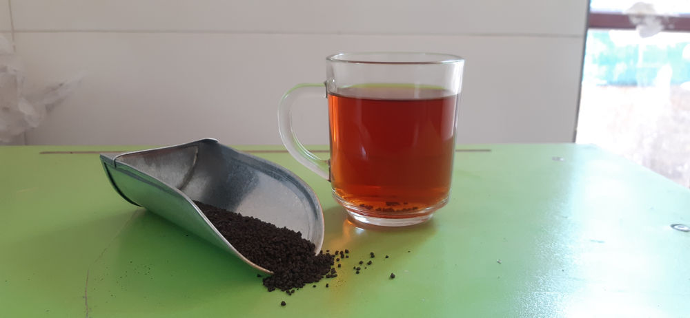 کافه دلیوری چای خارجی کله مورچه یک نوع چای خارجی بسیار خوشرنگ و زود دم است. این چای بسیار مقرون به صرفه و اقتصادی را در بسته بندی های 500گرمی، 1 کیلوگرمی، 2 کیلوگرمی، 5کیلوگرمی، 10 کیلوگرمی و به بالا از کافه دلیوری بخواهید.