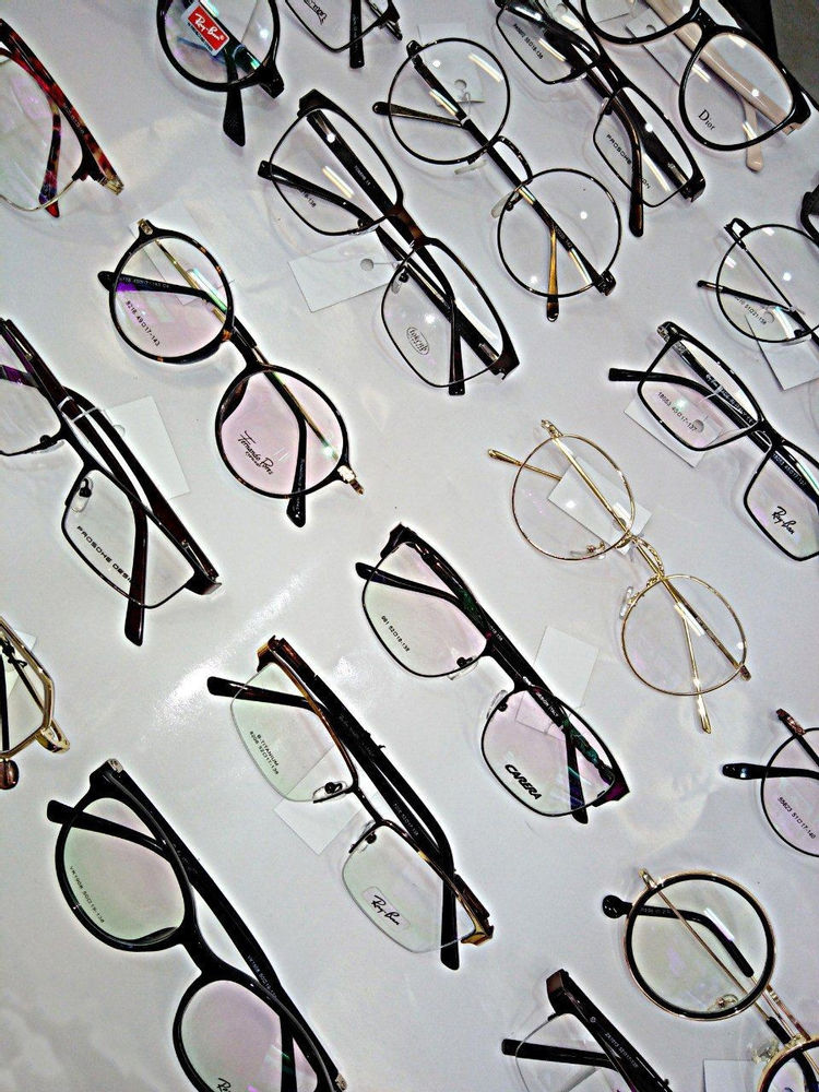 جزیره عینک اصفهان *فروش متنوع ترین عینک های طبی

*ساخت عینک طبی طبق نسخهٔ چشم پزشک و یا عینک قبلی شما(تکدید، دودید، تدریجی) 

*فروش متنوع به روزترین عینک های آفتابی(استاندارد UV400 و پلارایز)

*تعمیرات تخصصی، و دسته های نایاب عینک

*تعویض شیشه و عدسی عینک(شیشه، پلاستیک آنتی رفلکس و ضدخش، فتوکرومیک، بلوکات و بلوکنترل، طبی آفتابی و... )

*ساخت و عینک های مخصوص کار با کامپیوتر(بلوکات و بلوکنترل) و رانندگی در شب(جدیدترین تکنولوژی ضد مادون قرمز)

اصفهان. میدان قدس(طوقچی). ابتدای خ لاله جنوبی. روبرو بانک سپه(انصار). جزیرهٔ عینک
09139595982