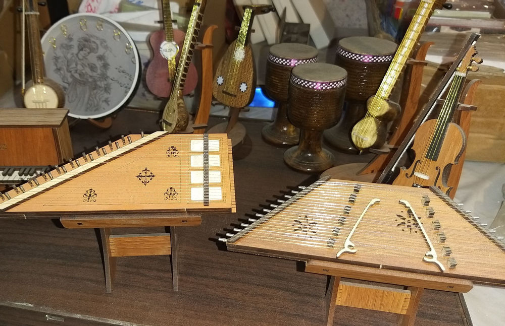 ساخت ، فروش و تعمیر ات  ادوات موسیقی ساز دکوری کوچک مینیاتوری همراه با پایه