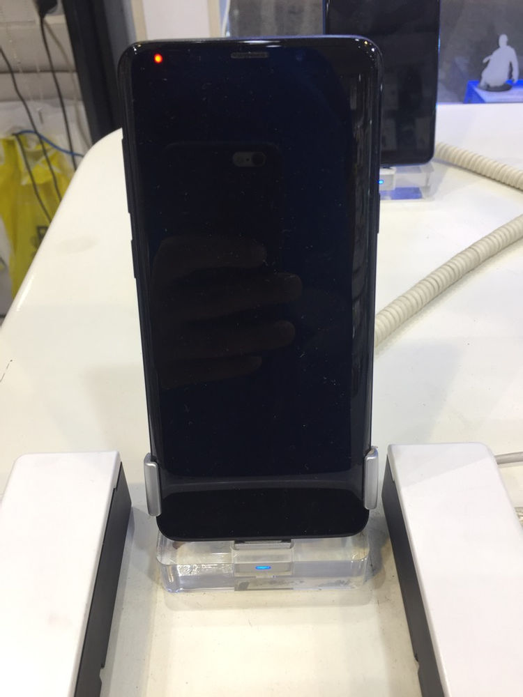 فروشگاه تجارت الکترونیک مقاوم در برابر اب
نمایشگر امو ال ای دی
صفحه بدون مرز 
دوربین دوگانه