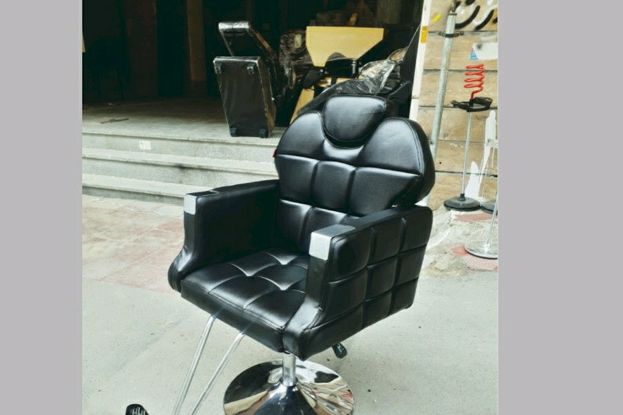 فروشگاه وحید صندلی ناخن 
چرم مربعی 
تولید ایران گارانتی ۶ماهه