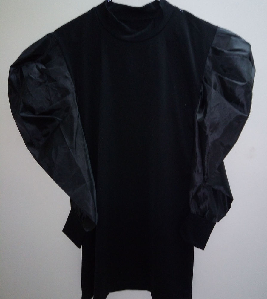 بوتیک لباس زنانه تونیک آستین پفی 
جنس ویسکوز اعلا 
رنگبندی سورمه ای زرشکی مشکی 
فری سایز ۳۶تا۴۴