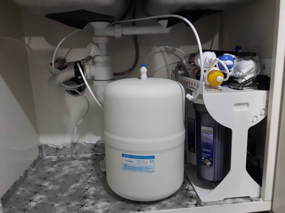مجتمع تصفیه آب آنیواتر ANIWATER دستگاه تصفیه آب 7 فیلتره برند CCK اصل باتمامی لوازم نصب                                                  ((( تعویض بی قید و شرط دستگاه در صورت عدم کارکرد )))  تنظیم : TDS و PH و EC آب   مشخصات دستگاه تصفیه آب 7 فیلتره CCK : - دارای خروجی مخصوص یخچال ساید بای ساید - فیلتر ممبران اصلی متراکم - فیلتر گیاهی نانو - منبع آنتی باکتریال - شاسی ضد لرزش - شیربرداشت اهرمی - شیر ورودی و سه راهی استیل - پمپ و ترانس فشارقوی - فیلتر یدکی ولوازم جانبی کامل   تصفیه 99% آب آشامیدنی  حذف کامل گل - لای - شن - ریگ - لجن - جلبک - گچ - آهک - نمک - نیتریت - نیترات - جیوه - کدورت - آمونیاک - آرسنیک - میکروب - قارچ - باکتری و... از آب   سبک سازی و شفاف سازی آب و گرفتن بو و مزه بد آب  افزودن مواد معدنی - قلیایی اکسیژنه به آب    ارسال روزانه از تهران  و ارائه خدمات نصب توسط تکنسین های مورد تائید شرکت در شهر شما  طرف قرارداد رسمی با پست مرکزی و خرید امن اینترنتی  ارزانترین قیمت را از ما بخرید...