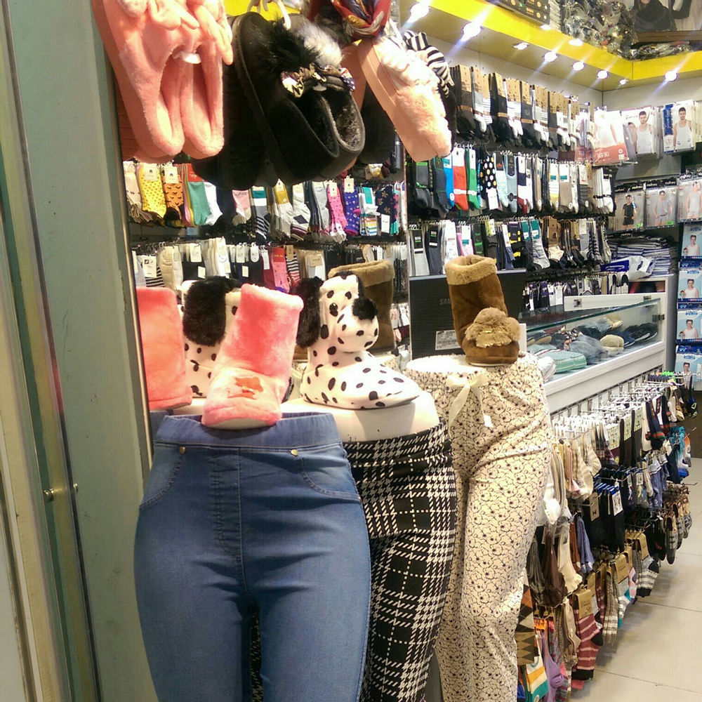 خرازی پوشاک زیراقایان لباس زیر مردانه .جوراب زنانه و مردانه .
فروشگاه پارلا