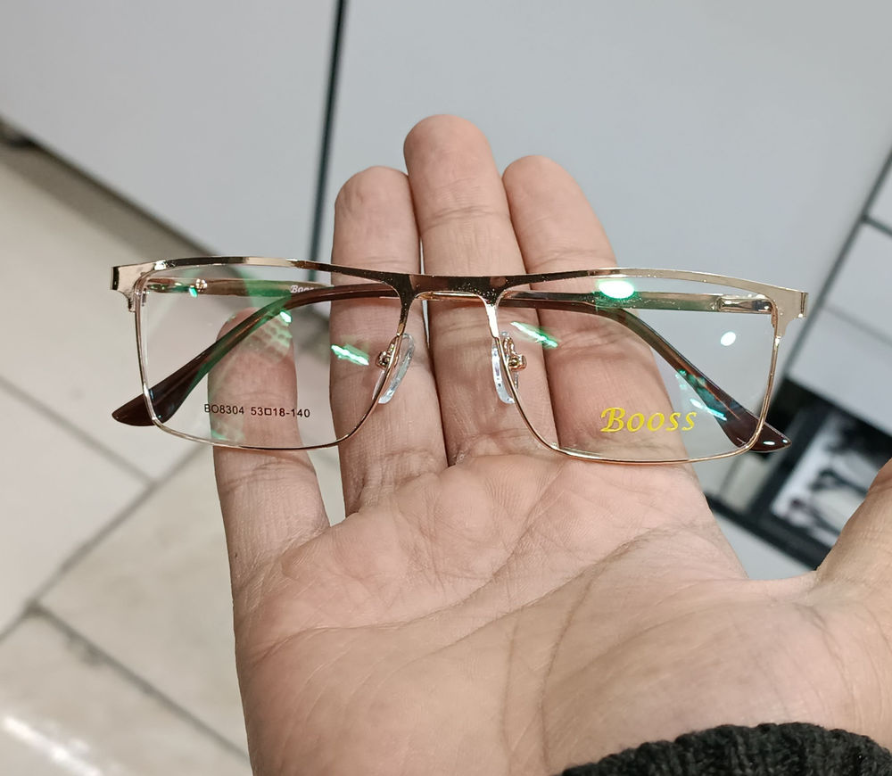 عینک کالا عینک طبی اسپرت 
جنسیت فریم تمام قاب فلزی قابلیت تعویض عدسی های طبی نمره دار را دارد
همراه با جلد و دستمال عینک
سایر مشخصات جهت بررسی اندازه عینک روی صورت
طول هر دسته 13.5سانت
طول هر عدسی 5.2سانت
پهنای هر عدسی 3.5سانت
فاصله بین دو دسته عینک روی صورت 13سانت