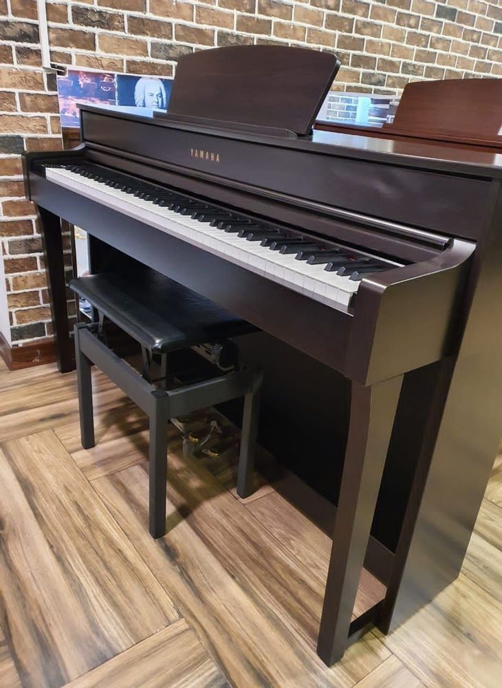 موسیقی سیامک پیانو دیجیتال یاماها ساخت کمپانی اندونزی 
مدل CLP635 مجهز به کلاویه سنگین GH3X
کلاویه آبنوس و عاج 
پلیفونی ۲۵۶ نتی 
مشابه آکبند همراه گارانتی ۳ساله
فوق العاده خوش صدا و خوش تاچ