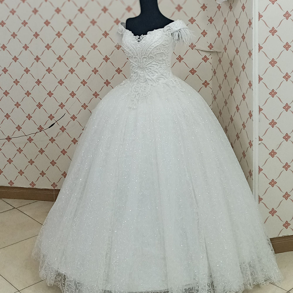 مزون عروس لی لی لباس عروس شاهین طرح دار جهت فروش و اجاره 
قیمت : تماس تلفنی