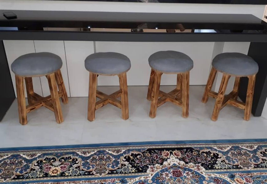 تولیدی میزو صندلی های چوبی روستیک چهار پایه های چوبی 

تحمل وزن بسیار بالا 

با دوسال ضمانت کتبی و ضد آب 

رنگ چوب و پارچه به انتخاب مشتری 

متناسب با ارتفاع اپن شما 

ارسال به سراسر کشور