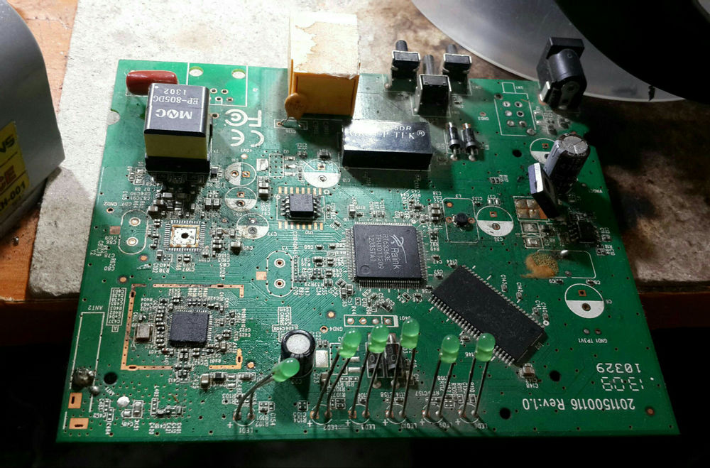 خدمات موبایل و کامپیوتر بهره مند تعمیرات مودم.ادرس: پاساژ صفویه ط پایین کد 30a بهره مند