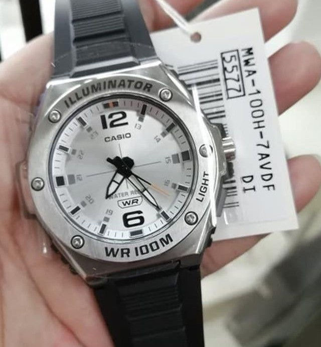 ساعت رویال CASIO
MWA-100H-7AVDF
مشخصات کلی اصالت برندژاپن جنسیت مردانه نوع کاربری اسپرت ,روزمره طرح صفحه عقربه ای قطر صفحه50 میلیمترضخامت14 میلیمترفرم قاب گردمقاوم در برابر آب100 مترجنس قاب استیل رنگ قاب نقره ای رنگ بندمشکی جنس بندرزین رنگ صفحه نقره ای جنس شیشه کریستال نوع کارکرد موتورباطری دار (کوارتز)نوع قفل سگکی ساده گارانتی یک سال پشتیبانی بین المللی پوزیترون (شرکت