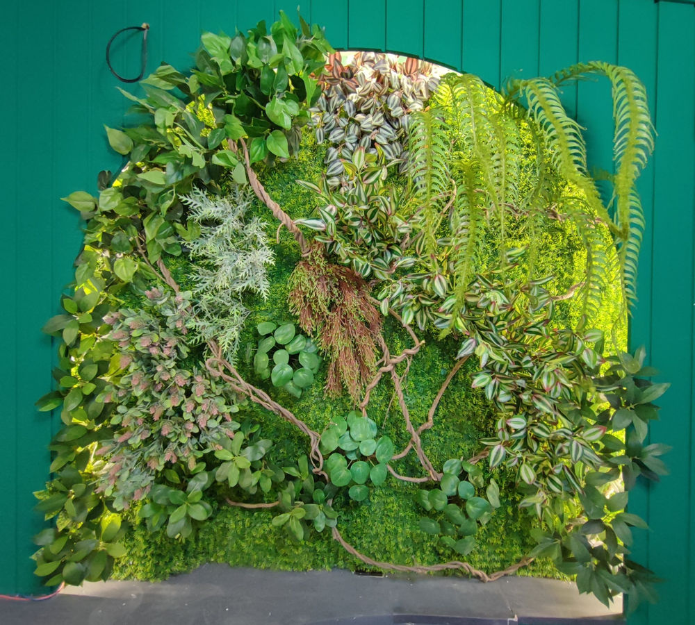 فروشگاه گل و گیاه مصنوعی اجرای گرین وال مصنوعی با توجه به سلیقه مشتری و متناسب با فضا