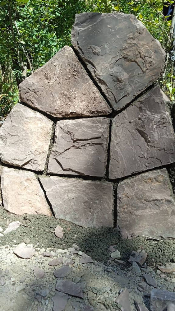 مسعود ید ملت انواع سنگ‌های لاشه این نوع سنگ را بر اساس منبع اولیه تولید آنها و نحوه استخراج  به انواع مختلفی تقسیم بندی می‌کنند. به طور مثال برخی از آن‌ها که منشاء کلسیم‌ کربنات داشته باشند، به عنوان سنگ لاشه تراورتن شناخته می‌شوند. کاربرد عمده این نمونه سنگ در صنایع هنری، مجسمه سازی و کاربرد در تولید موزاییک و انواع سنگ‌های مصنوعی می‌باشد.  از انواع دیگر این سنگ می‌توان به سنگ ورقه‌ای اشاره کرد. استخراج این سنگ از بافت کوه و مناطق طبیعی انجام می‌گیرد. استخراج این نمونه از سنگ‌ به صورت ورقه ورقه می‌باشد و دلیل نام گذاری آن نیز به همین دلیل است. از این سنگ به علت ساختار طبیعی و محکمی که دارد در ساخت و سازهای گوناگونی  استفاده می‌کنند. سنگ‌هایی که ورقه‌ای هستند از لحاظ اقتصادی برای سازندگان مقرون به صرفه‌تر خواهند بود.