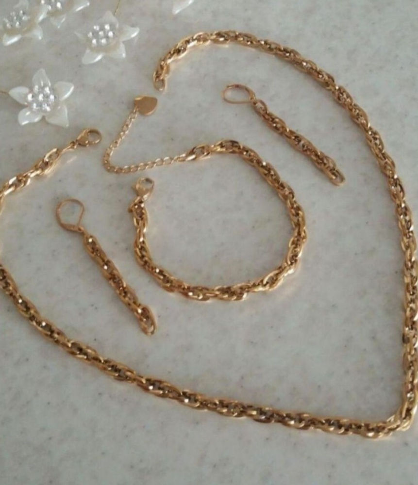 دست سازه رخ یه خوشگل آوردم برات 
نمی تونی 
نخرید 
این سرویس بدل و مشابه طلاست 
استیل رنگ ثابت 
ضد حساسیت 
قیمت ۲۱۰.۰۰۰