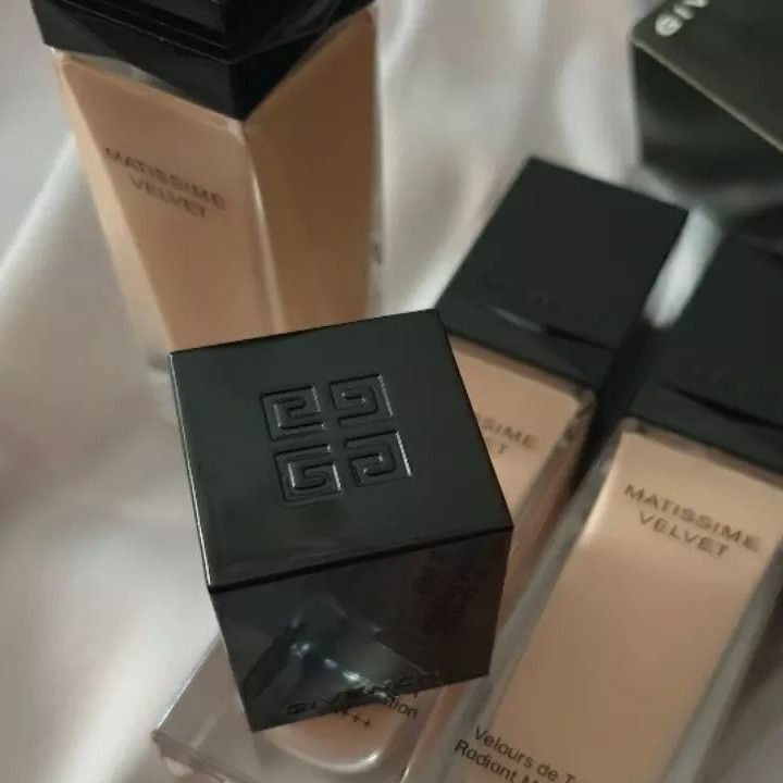 ارایشی وبهداشتی کرم پودر شیشه ای ژیوانشی مدل متیسیم ولوت

⚪️حجم 30 میل
⚫️در 3 رنگبندی طبیعی و کاربردی
⚪️دارای spf20
⚫️پوشش دهی بالا و یکدست
⚪️بدون ماسیدگی
⚫️بدون ایجاد چربی روی پوست
⚪️کاملا مات
⚫️ماندگاری عالی
⚪️انقضا 12 ماه پس از اولین استفاده