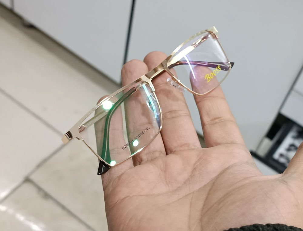 عینک کالا عینک طبی اسپرت 
جنسیت فریم تمام قاب فلزی قابلیت تعویض عدسی های طبی نمره دار را دارد
همراه با جلد و دستمال عینک
سایر مشخصات جهت بررسی اندازه عینک روی صورت
طول هر دسته 13.5سانت
طول هر عدسی 5.2سانت
پهنای هر عدسی 3.5سانت
فاصله بین دو دسته عینک روی صورت 13سانت