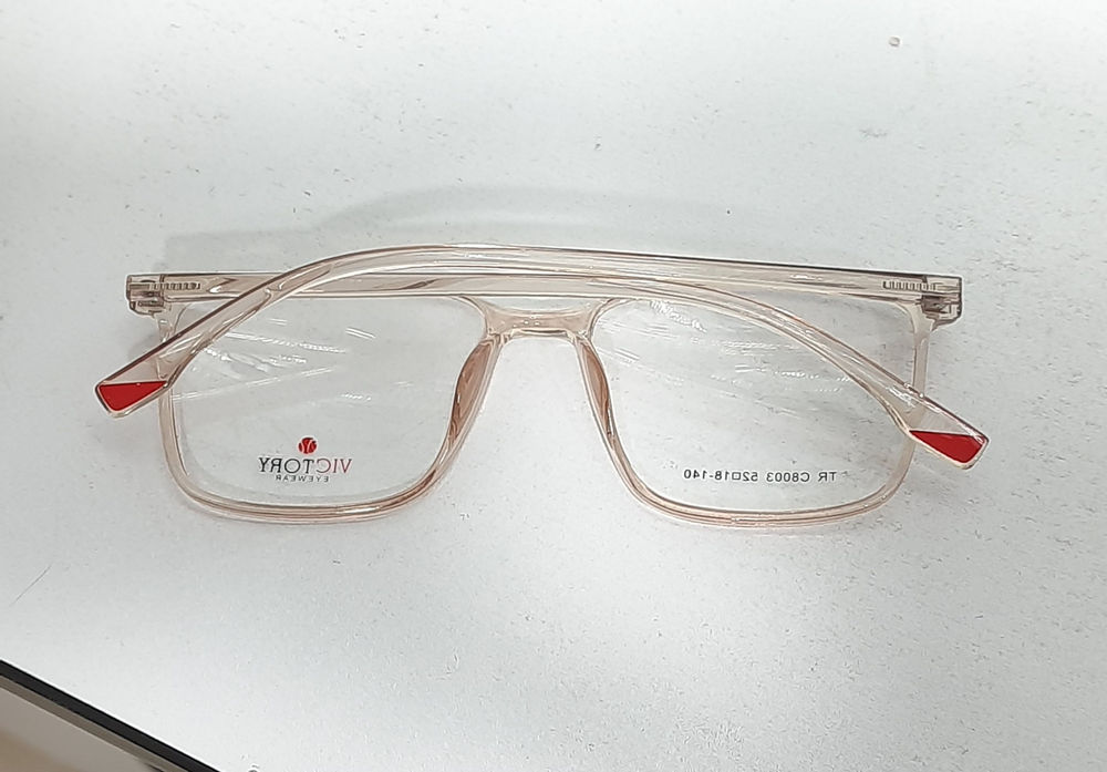 عینک کالا عینک طبی  برند victory بسیار سبک  با قابلیت تعویض عدسی های طبی 
بسیار سبک  وزن کلی ۱۰ گرن 
سایر مشخصات جهت بررسی اندازه عینک روی صورت 
طول هر دسته ۱۳.۸ سانت
طول هر عدسی ۵.۱ سانت
پهنای هر عدسی ۴ سانت
فاصله بین دو دسته عینک روی صورت ۱۳.۵ سانت
همراه با جلد و دستمال عینک