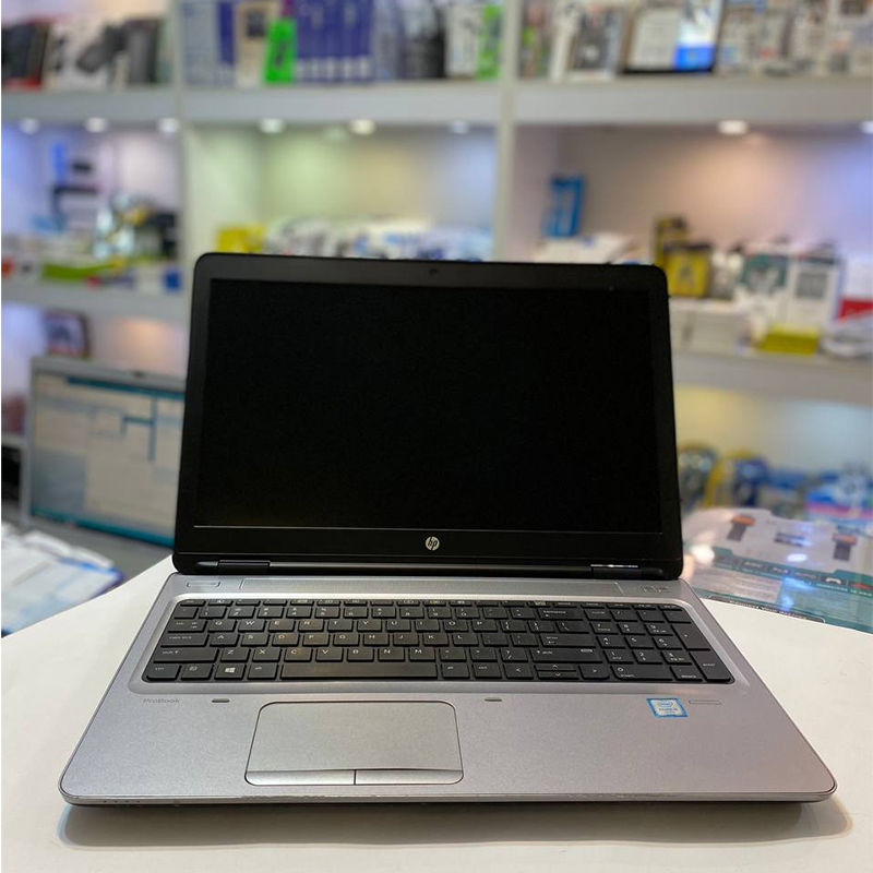گیلکامپ لپتاپ HP مدل ProBook 650 G2 با صفحه نمایش 15.6 اینچی با پنل TFT، وضوح تصویر HD و روکش مات، با اندازه ای مناسب برای جابه جایی و کیفیت عالی برای کار کردن در شرایط مختلف می باشد.  صفحه نمایش لپتاپ HP مدل ProBook 650 G2 مناسب برای استفاده در محیط پرنور و همچنین کیبورد آن جزیره ای و مقاوم در برابر مایعات می باشد. RAM و SSD این لپتاپ قابل ارتقا می باشد.  لپتاپ استوک HP مدل ProBook 650 G2 15.6in با مشخصات CPU i5 نسل 6، RAM 8G، هارد 256SSD و گرافیک VGA intel HD مناسب برای کارهای حرفه ای و نرم افزارهایی که به گرافیک نیاز دارند و همچنین امور روزمره می باشد. 