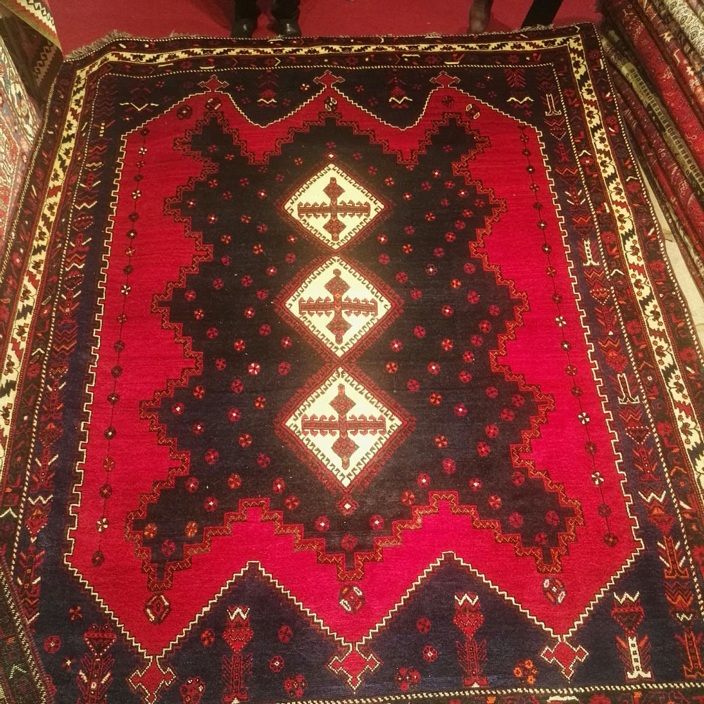 فروش فرش فرش شش متری قشقایی شیراز بسیار زیبا قیمت با تخفیف ده ملیون 
انواع فرشهای گبه ها و گلیم های  قشقایی را مستقیم از ما خرید کنید