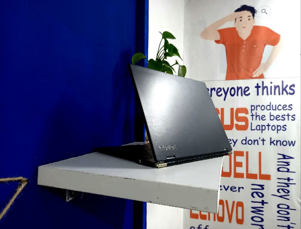 Mr Laptop مجهز به پردازنده ی core i5 نسل 7  8 گیگابایت رم ddr4  256گیگا بایت حفظه SSD  صفحه نمایش 12 اینچی لمسی Full HD ips به همراه لیبل مات  قابلیت چرخش 360درجه   سنسور تشخیص چهره، سنسور اثر انگشت، درگاه type c ، USB 3 و جک 3.5 میلی متر AUX  فوق العاده اسلیم و سبک به همراه شارژر type c   شارژ دهی باتری تا 6 ساعت