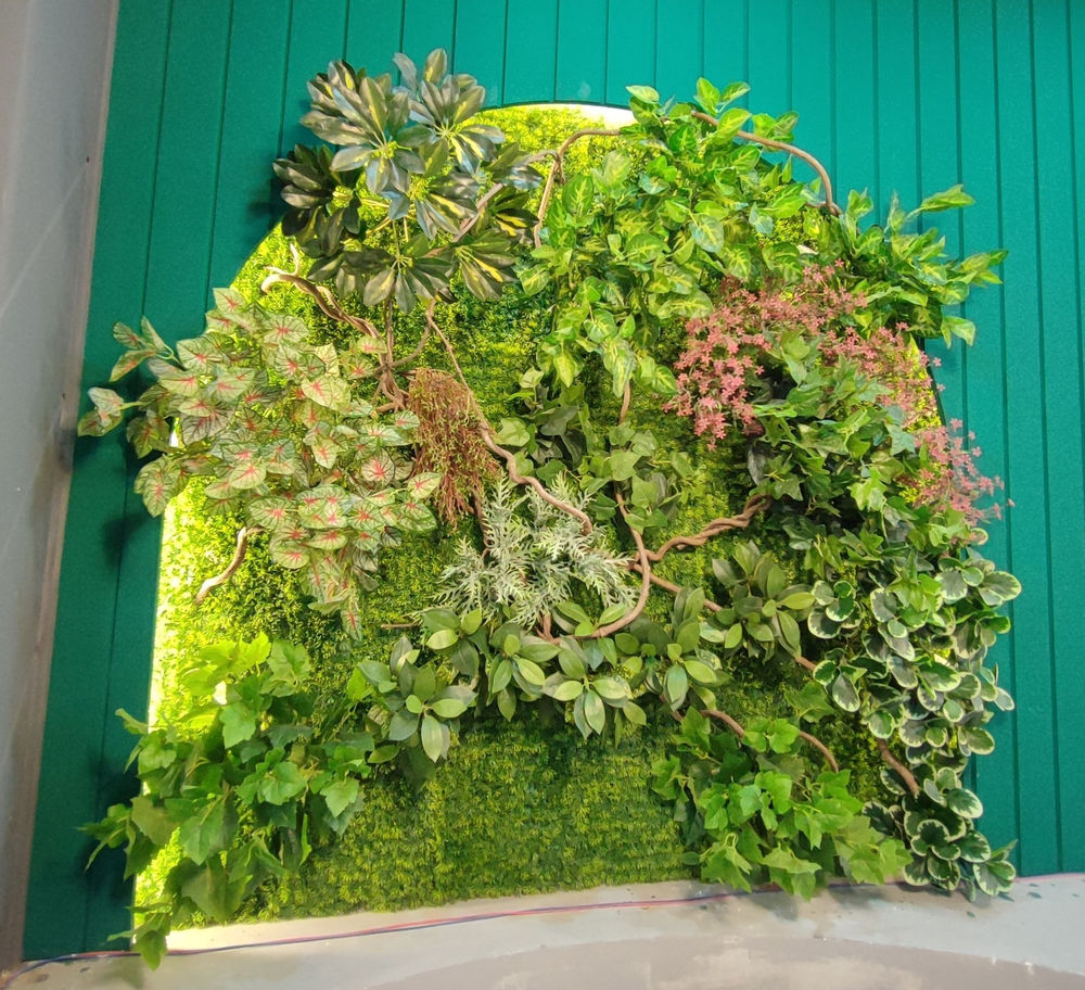 فروشگاه گل و گیاه مصنوعی اجرای گرین وال مصنوعی با توجه به سلیقه مشتری و متناسب با فضا