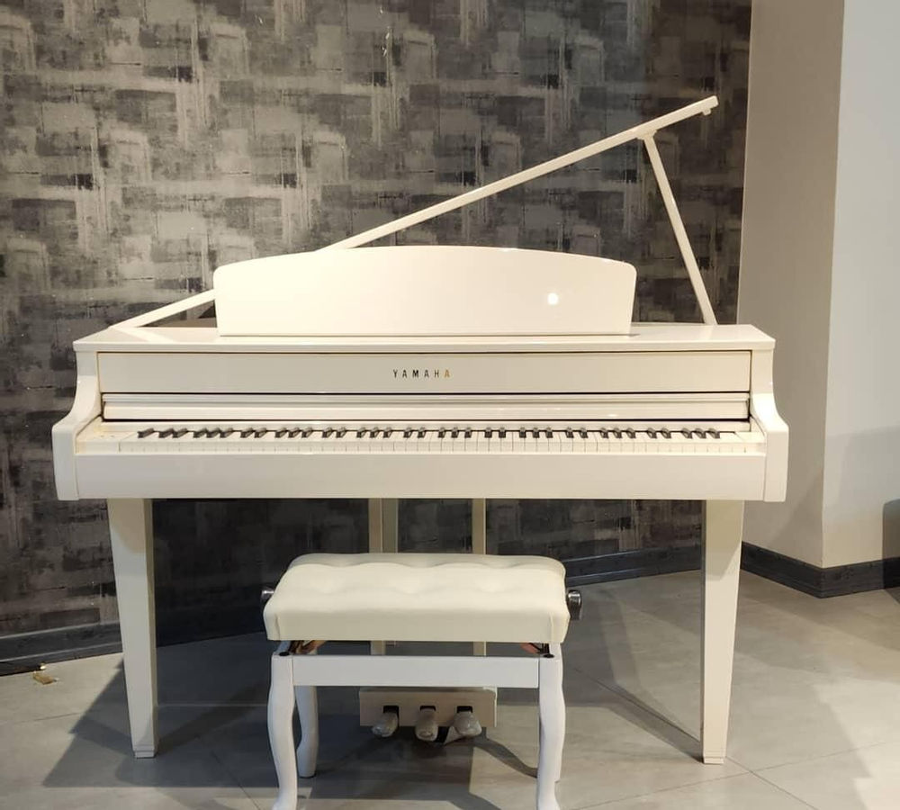 موسیقی سیامک پیانو گرند یاماها 
مدل CLP765 gp 
کلاویه سنگین مشابه آکوستیک 
رنگ پلی استر سفید براق 
سه پدال فعال 
مجهز به سیستم صوتی چند بعدی 
همراه گارانتی و کارت 
صندلی اصلی 
با تشکر از سایت محبوب دیوار