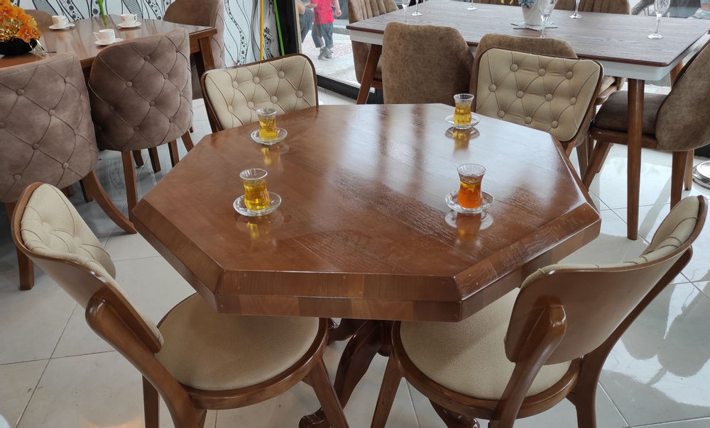 Home Style Wood صندلی الینا و میز ۸ ضلعی 
جنس چوب صندلی تمام راش میباشد 
این مدل در اندازه های ۲ و ۴ و ۶ نفره تولید میشود
رنگ چوب و پارچه به دلخواه مشتری قابل تغییر میباشد