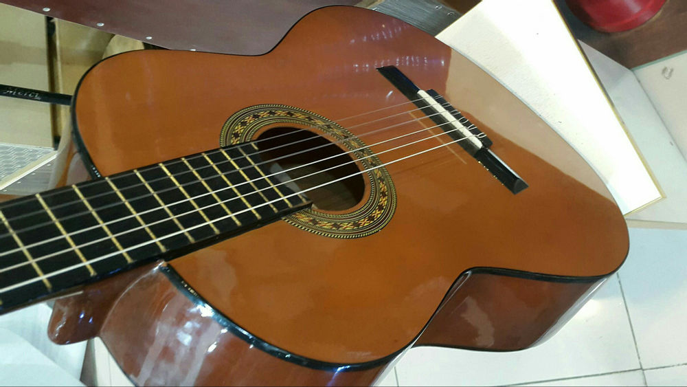 فروشگاه موسیقی فرد گیتار یاماها c40 ساخت ایران برای اولین بار تمام چوب ۲سال ضمانت
همراه کاور