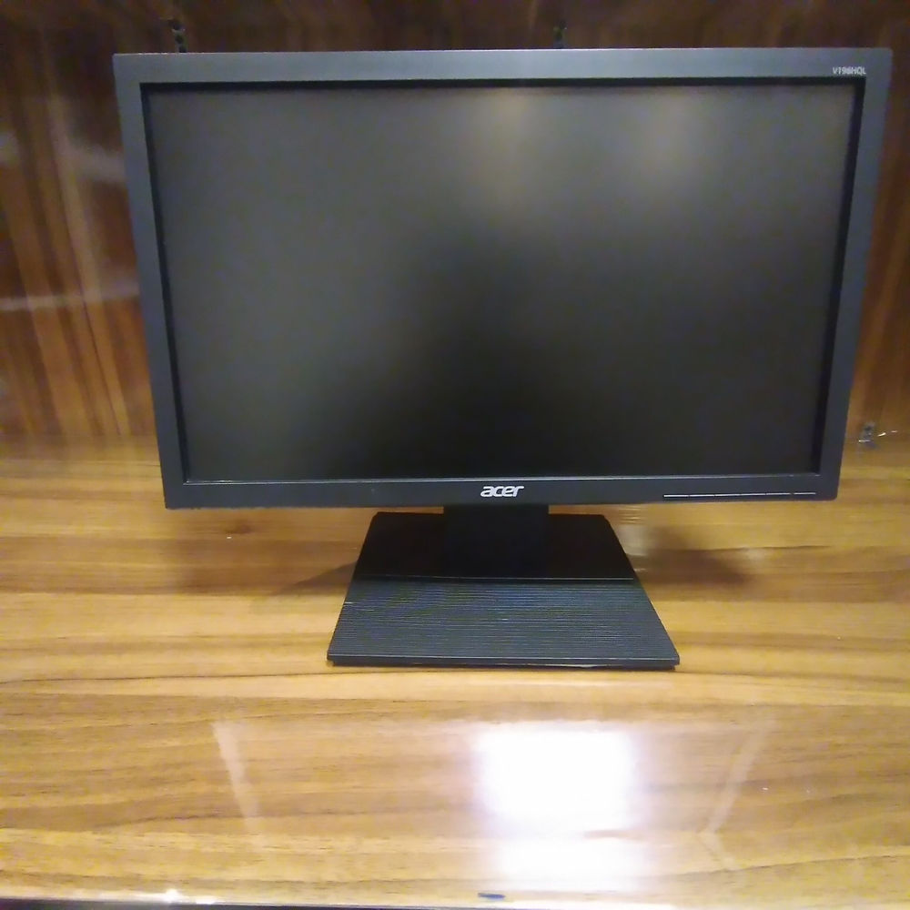 فروش لپ تاپ های مالتی مدیا، مهندسی و گیمینگ model: acer  V196HQL 

Screen: 19 inch  HD LED backlit 

VGA , USB