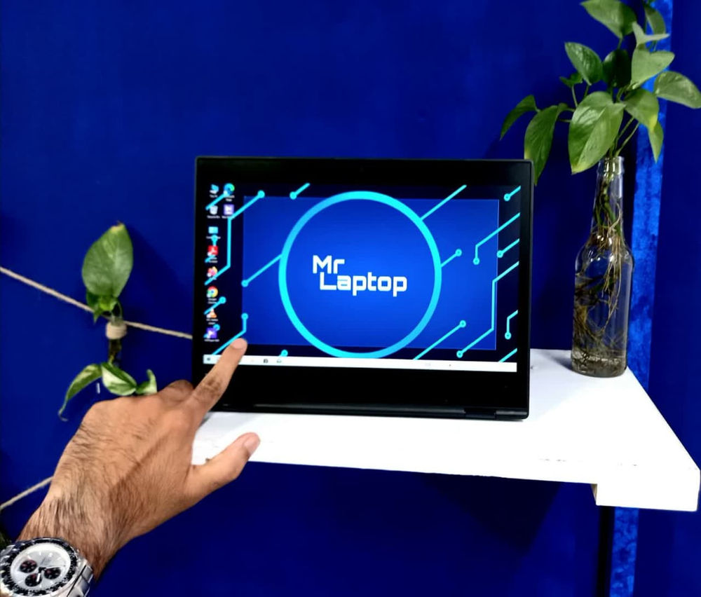 Mr Laptop مجهز به پردازنده ی core i5 نسل 7  8 گیگابایت رم ddr4  256گیگا بایت حفظه SSD  صفحه نمایش 12 اینچی لمسی Full HD ips به همراه لیبل مات  قابلیت چرخش 360درجه   سنسور تشخیص چهره، سنسور اثر انگشت، درگاه type c ، USB 3 و جک 3.5 میلی متر AUX  فوق العاده اسلیم و سبک به همراه شارژر type c   شارژ دهی باتری تا 6 ساعت
