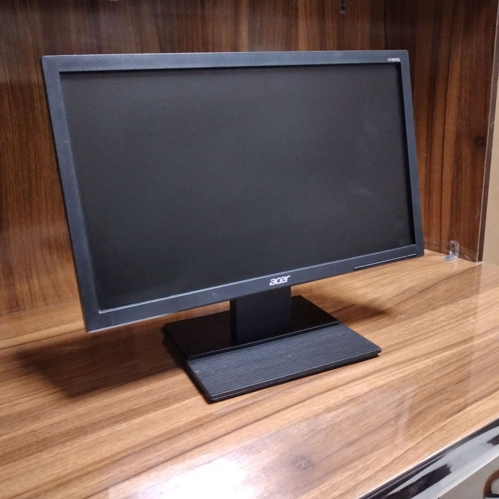 فروش لپ تاپ های مالتی مدیا، مهندسی و گیمینگ model: acer  V196HQL 

Screen: 19 inch  HD LED backlit 

VGA , USB