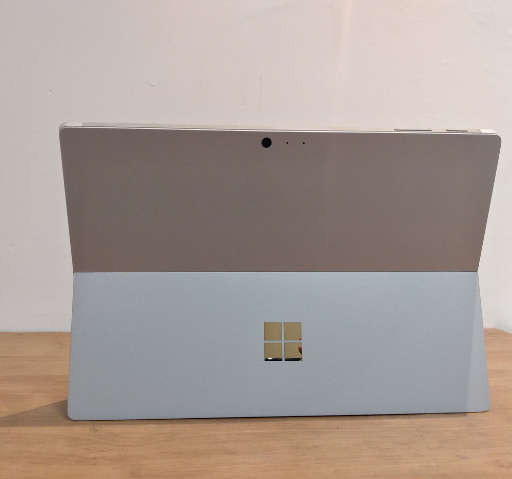 فروش لپ تاپ های مالتی مدیا، مهندسی و گیمینگ Model: surface pro 4 

Cpu: core i5-6300U 

Ram: 8GB 

SSD: 256GB 

Screen: 12.5"  2K