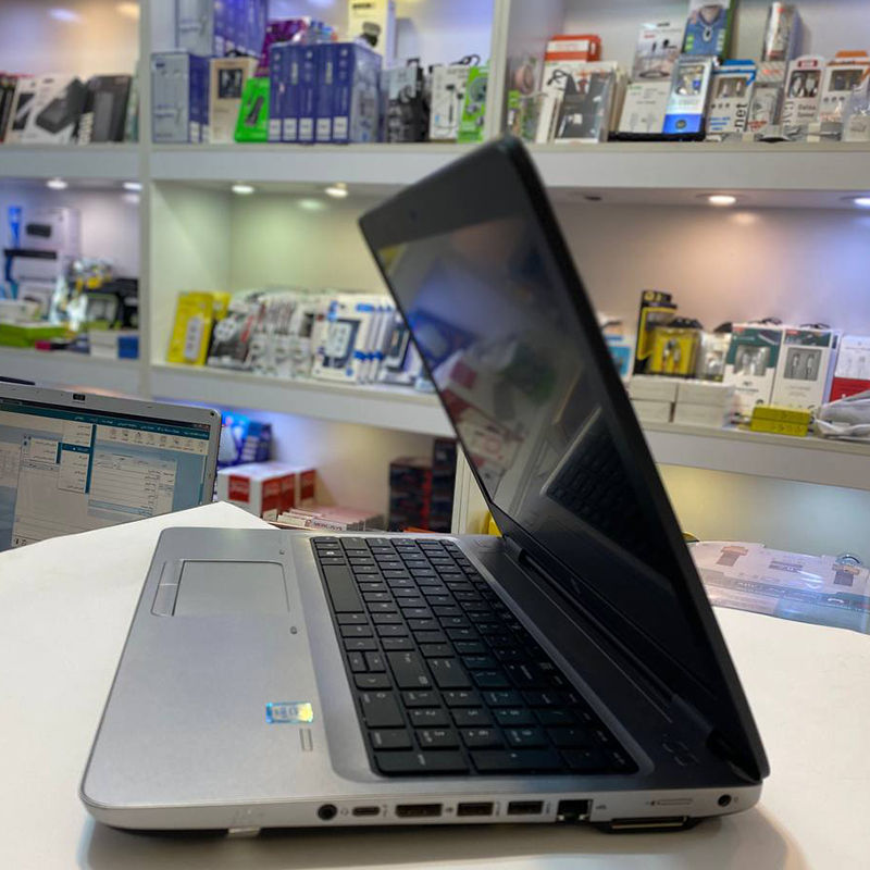 گیلکامپ لپتاپ HP مدل ProBook 650 G2 با صفحه نمایش 15.6 اینچی با پنل TFT، وضوح تصویر HD و روکش مات، با اندازه ای مناسب برای جابه جایی و کیفیت عالی برای کار کردن در شرایط مختلف می باشد.  صفحه نمایش لپتاپ HP مدل ProBook 650 G2 مناسب برای استفاده در محیط پرنور و همچنین کیبورد آن جزیره ای و مقاوم در برابر مایعات می باشد. RAM و SSD این لپتاپ قابل ارتقا می باشد.  لپتاپ استوک HP مدل ProBook 650 G2 15.6in با مشخصات CPU i5 نسل 6، RAM 8G، هارد 256SSD و گرافیک VGA intel HD مناسب برای کارهای حرفه ای و نرم افزارهایی که به گرافیک نیاز دارند و همچنین امور روزمره می باشد. 